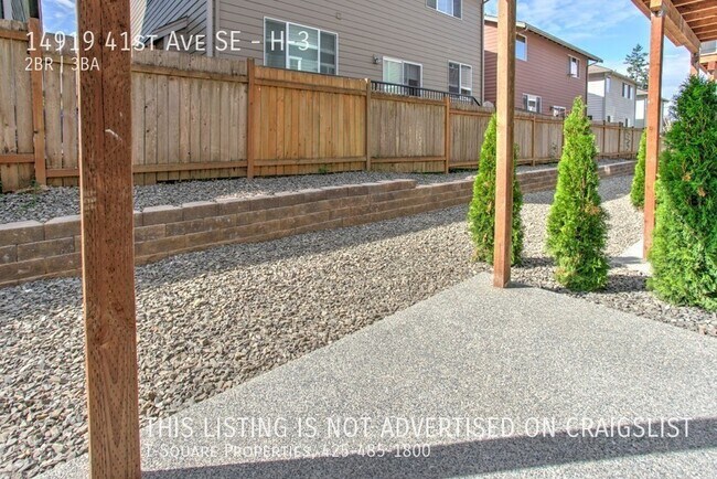 Building Photo - Double Master Bedrooms and a HUGE Bonus Ro...