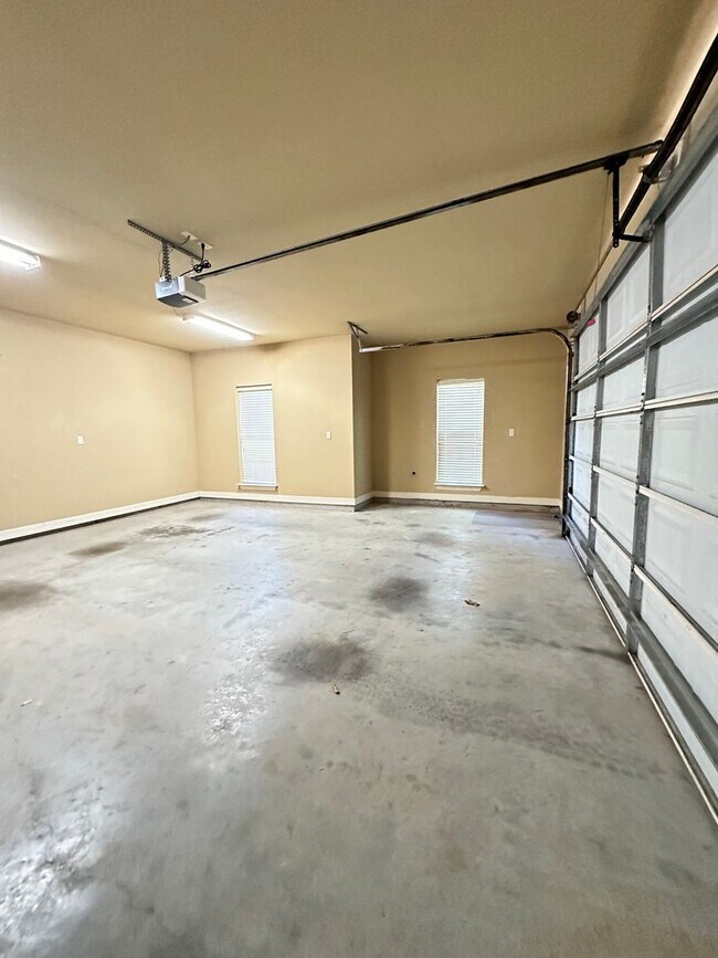 Building Photo - Heart of Benton on just under an acre of lot!