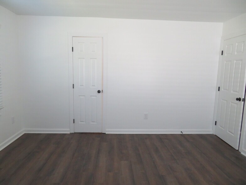 Building Photo - 7895 Pavilion Dr