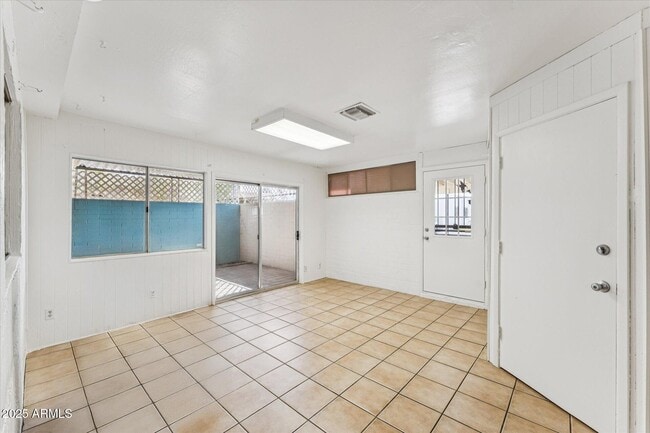 Building Photo - 516 N Hobson Plaza
