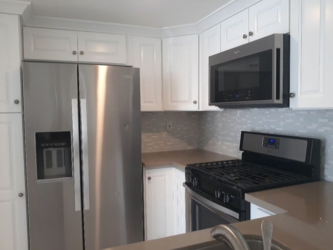 Building Photo - Vibrant 2 bedroom/2 bath condo in a great community with quick access to main commuter arteries