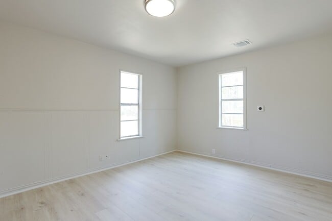 Building Photo - 221 Porter Dr