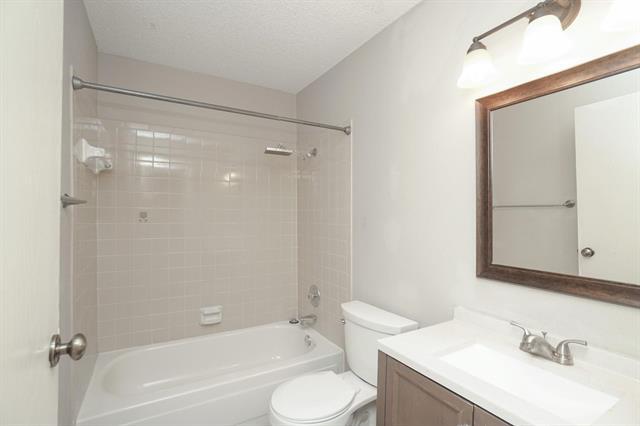Building Photo - 302 Rosemary Ln