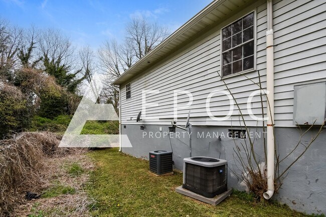 Building Photo - 638 S Elm St