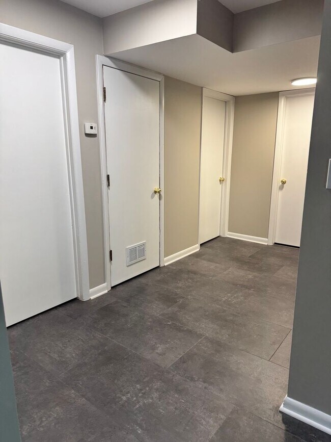 Building Photo - Spacious 4-Bedroom Home with 2 Kitchens | West Ann Arbor