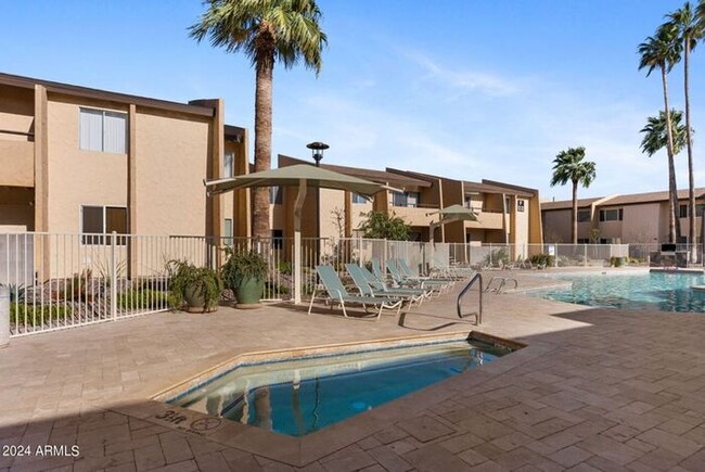 Building Photo - Single Level 3 bedroom Condo In Scottsdale!