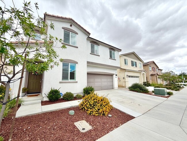 Building Photo - Modern 5 Bedroom 3 Bathroom Home in Tierra Del Sol with INCLUDED Solar & Low-Maintenance Living