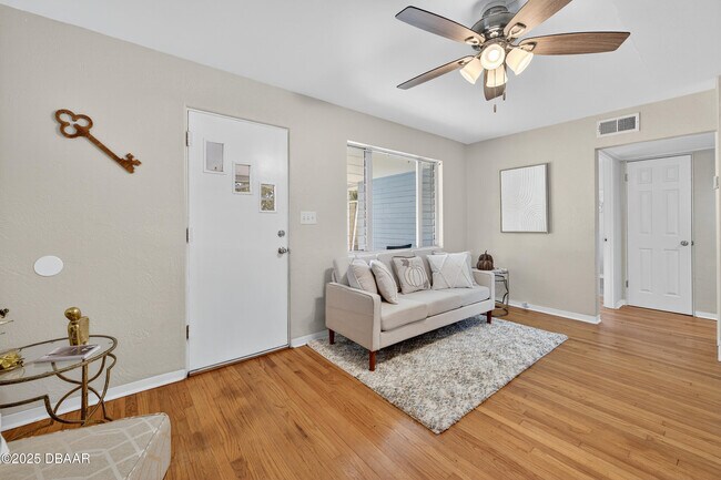 Building Photo - 930 Daytona Ave