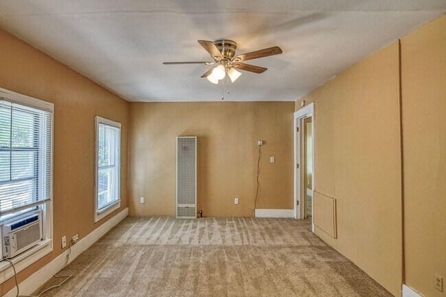 Building Photo - 464 College