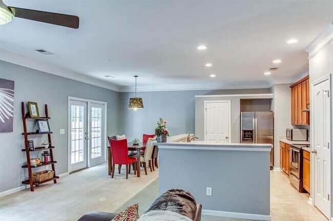 Building Photo - Charming 3 bedroom, 2.5 bath home located in the Lismore Park community.