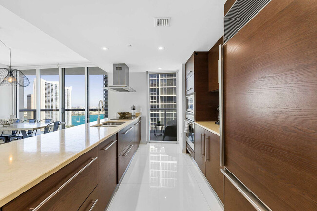 Building Photo - 485 Brickell Ave