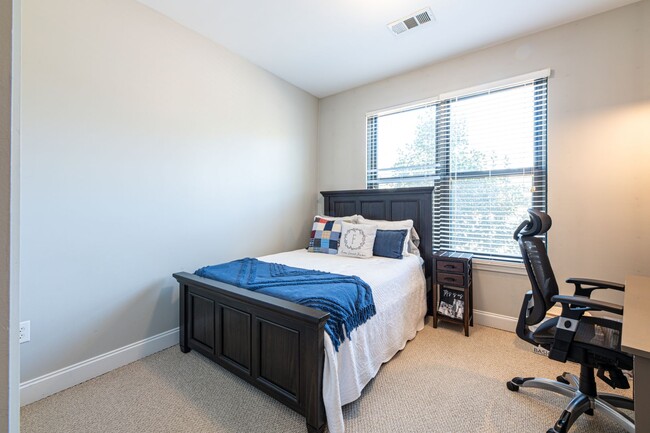 Building Photo - Knoxville 37920 - Riverfront Condo for Ren...