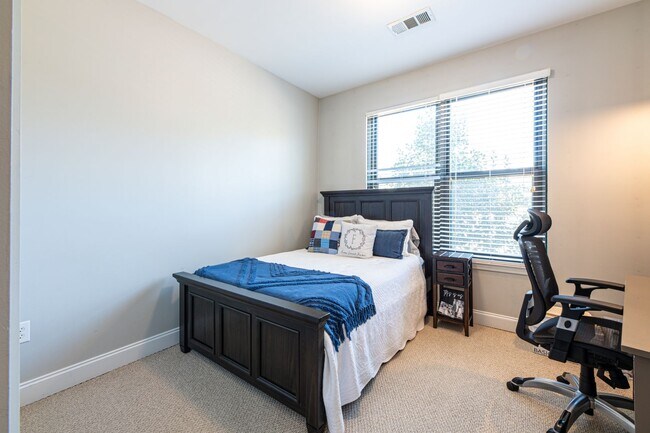 Building Photo - Knoxville 37920 - Riverfront Condo for Rent - 2 Bedroom, 2 Bath - CityView at Riverwalk - Contact...