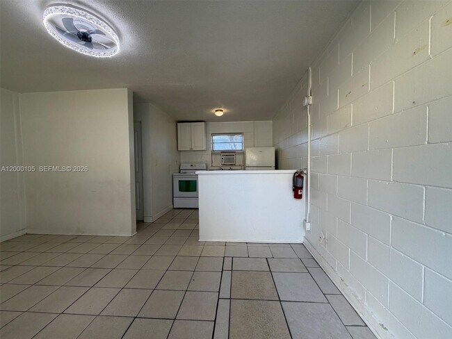 Building Photo - 319 Country Club Oval