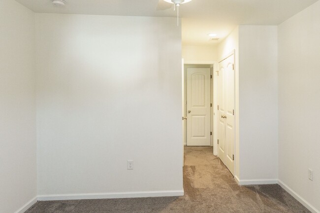 Building Photo - Three Bedroom Townhome