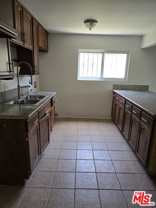 Building Photo - 533 W 77th St