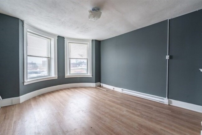Building Photo - 173 Elm St
