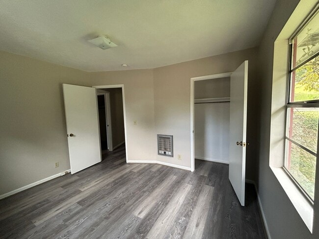 Building Photo - 310 W 6th St