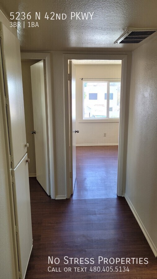 Building Photo - 3 Bed Town Home off 43rd Ave & Camelback Rd!