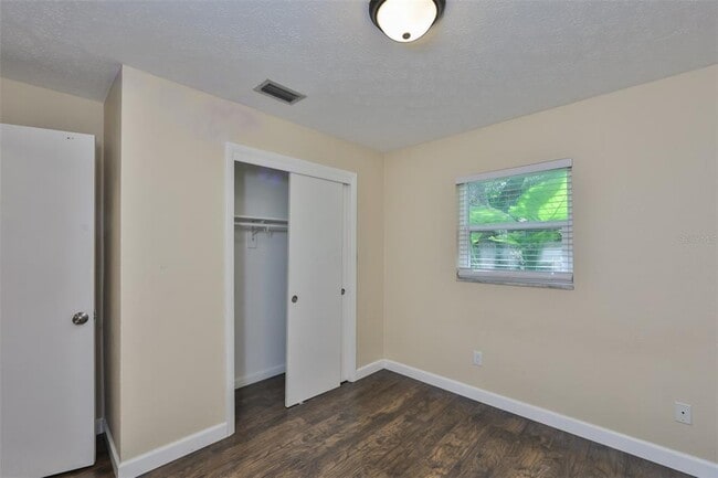 Building Photo - 105 N Kingsway Rd