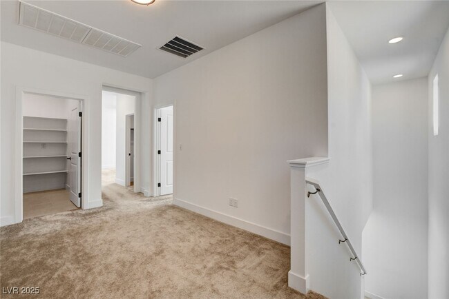 Building Photo - 1305 Azure Jay Ave