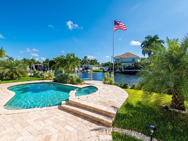 Building Photo - 2118 NE 15th St