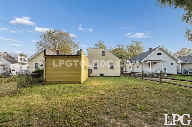 Building Photo - 1044 Hawk St