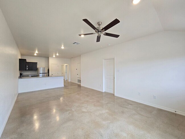 Building Photo - HUGE RENT REDUCTION & AMAZING MOVE IN SPECIAL!