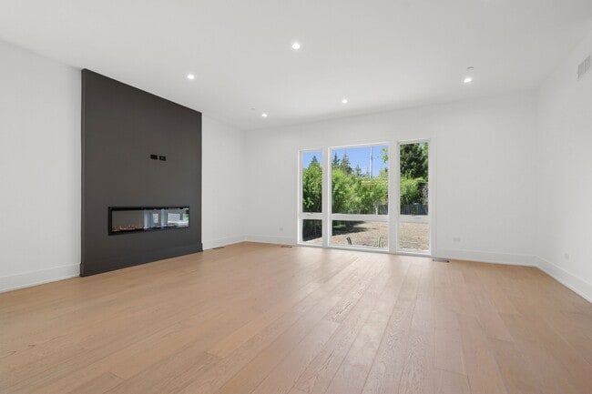 Building Photo - 9214 Washington St