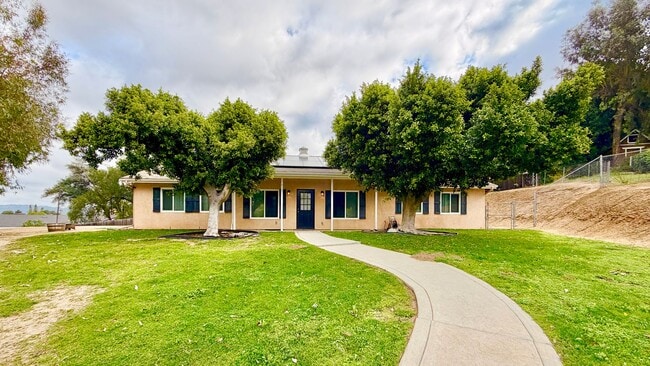 Building Photo - Nicely Updated Single-Story on quiet cul-de-sac Street just Minutes to Downtown Fallbrook!