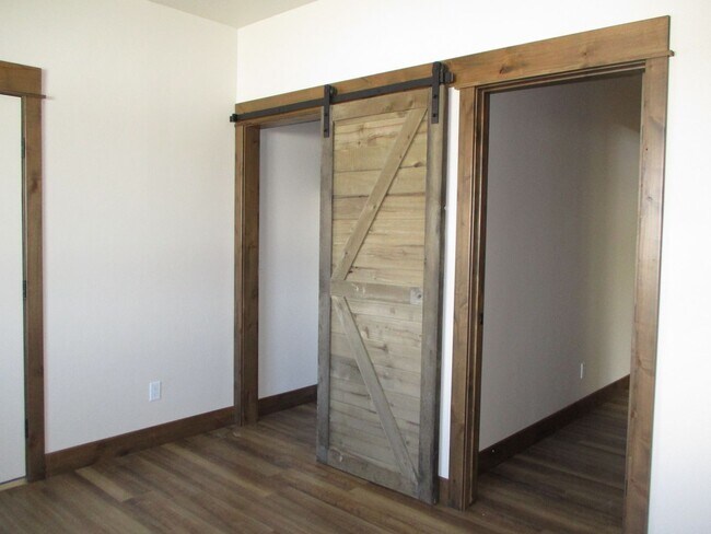 Building Photo - Beautiful Lake Hatcher Home For Rent