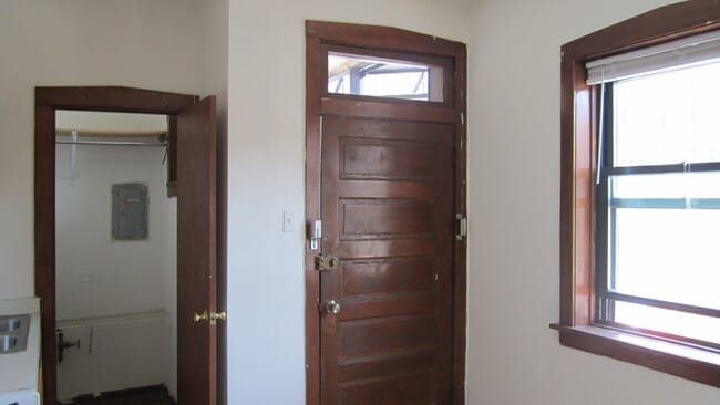 Building Photo - Beautiful Studio Apartment Available for Sublet March 1st