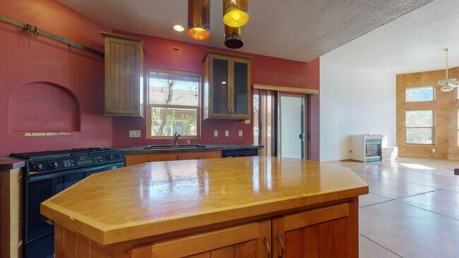 Building Photo - BEAUTIFULL 3 Bedroom  2 Bath IN THE FOOTHILLS