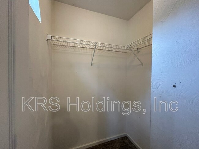 Building Photo - 210 Fallawater Way