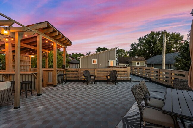 Building Photo - 1616 Pleasant St