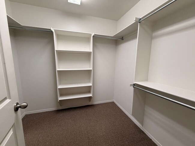 Building Photo - Welcome to this conveniently located home in Russellville, AR.