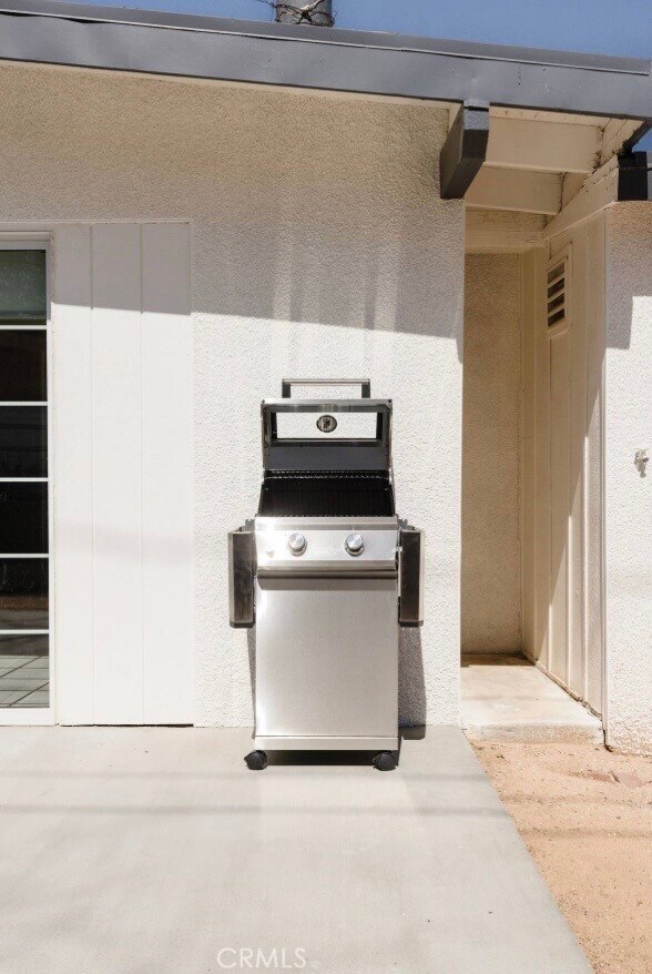 Building Photo - 61495 La Jolla Dr