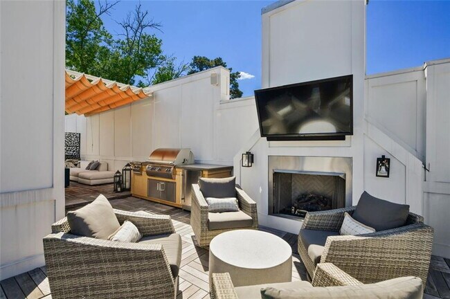 Building Photo - Prime Residence with fabulous amenities in the heart of Buckhead