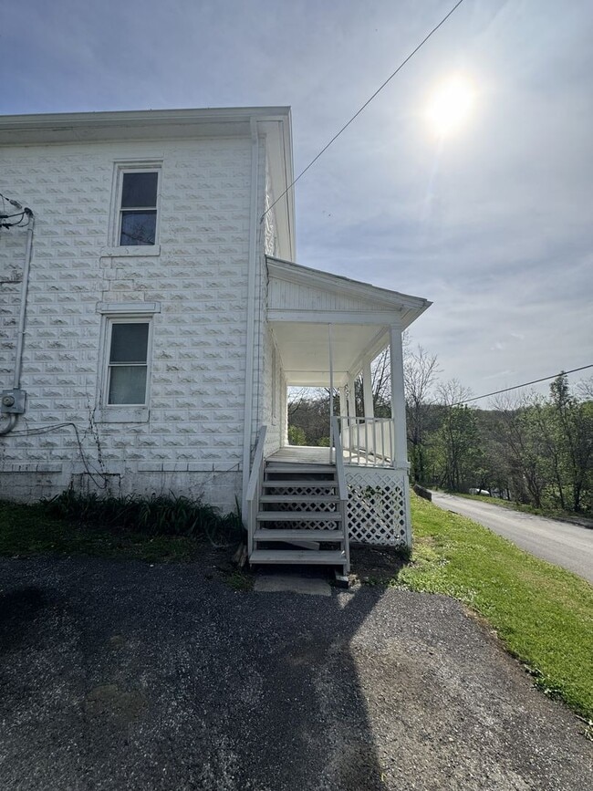 Building Photo - 6 Laurel Hill Ln