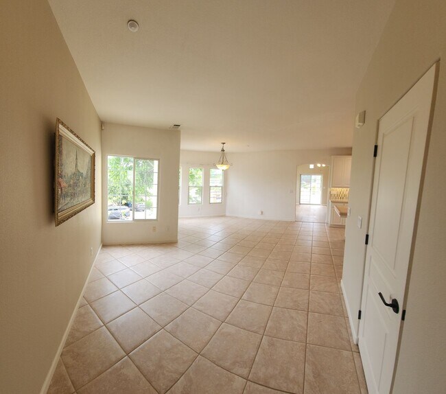 Building Photo - Contemporary Beautiful Spacious 4 bed 3 bath home