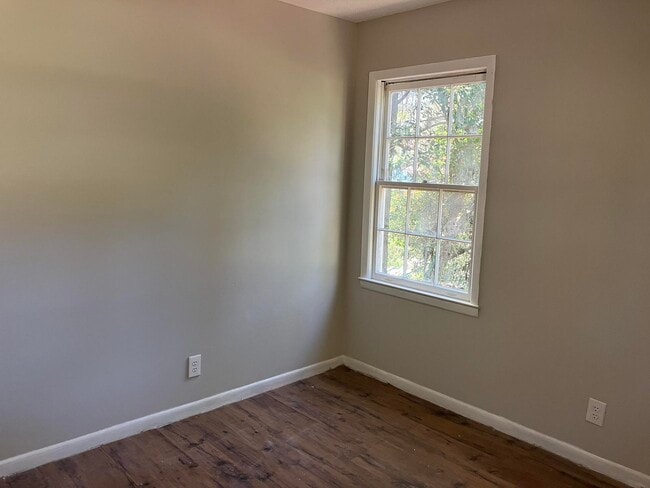 Building Photo - 2050 Cherokee Ct