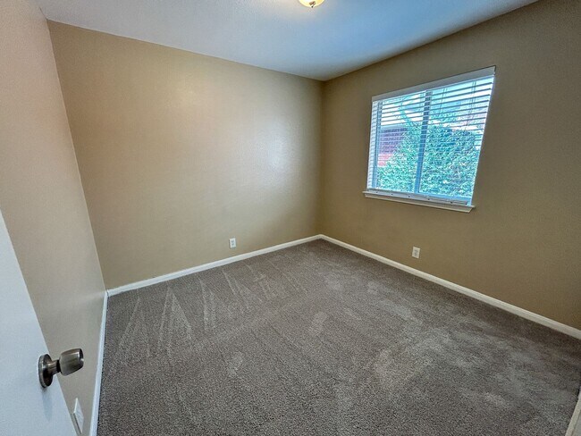 Building Photo - 1604 Harness Raceway