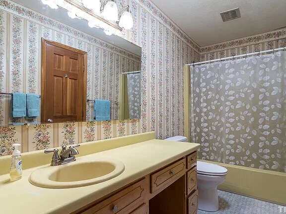 Building Photo - 245 Country Club Dr