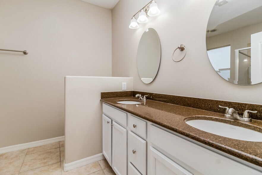 Building Photo - 513 Bella Rosa Cir