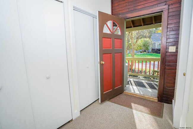 Building Photo - 10 Carriage House Ln