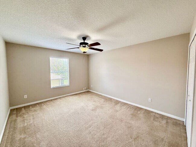 Building Photo - LARGE AND SPACIOUS 4/3 HOME IN EAST ORLANDO WEDGEFIED COMMUNITY