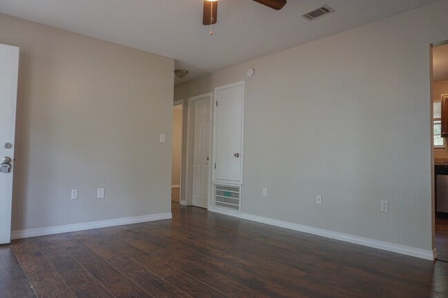 Building Photo - 6115 Willow Ln N