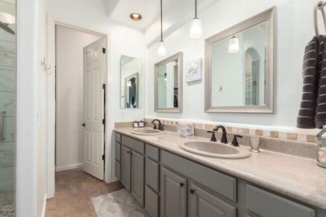 Building Photo - 908 Elm St