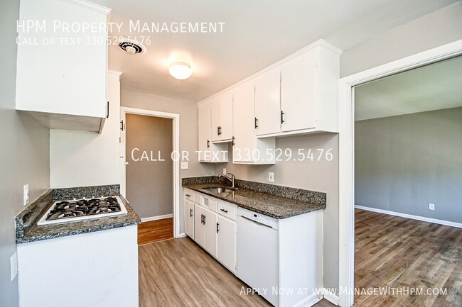 Building Photo - 885 S Green Rd