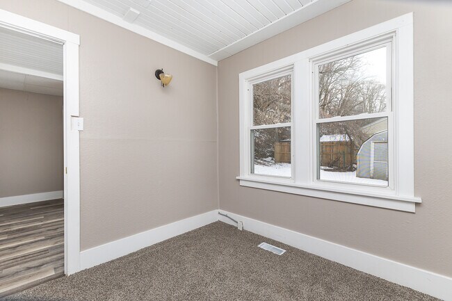 Building Photo - 910 W Locust St